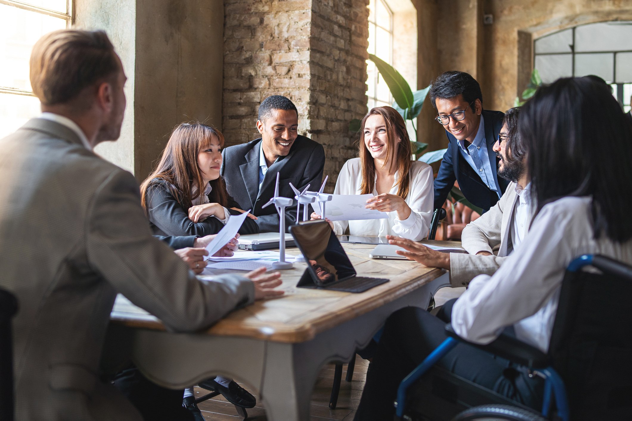 How Employer of Record Services (EOR) Mitigates Compliance Risks
